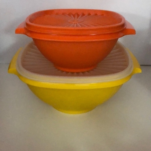 2 vintage Tupperware bowls with lids orange and yellow #2277-4 - Picture 1 of 9